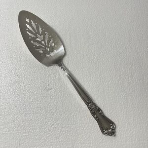 Vintage Wm A Rogers Oneida Silverplate Roses Pierced Pie Cake Server 9 1/2”